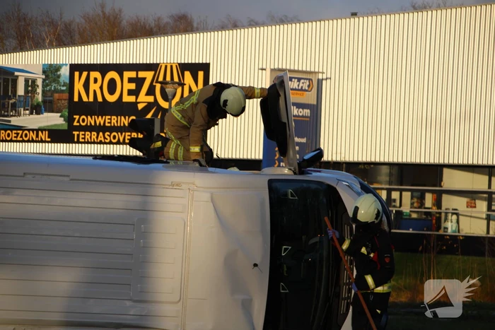 Bestelbus belandt op zijn kant na botsing