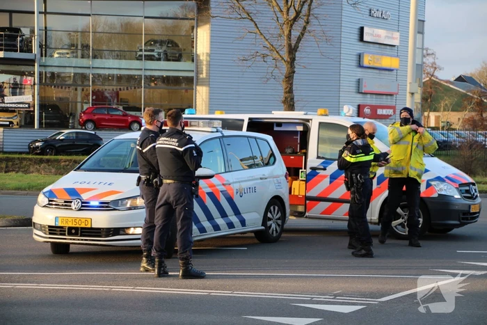 Bestelbus belandt op zijn kant na botsing