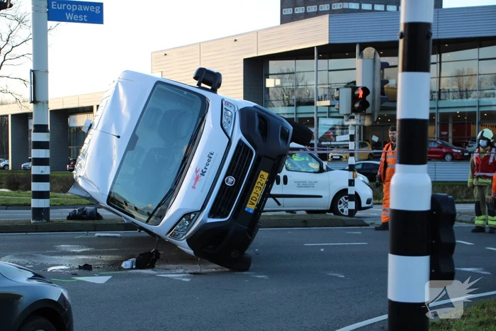 Bestelbus belandt op zijn kant na botsing