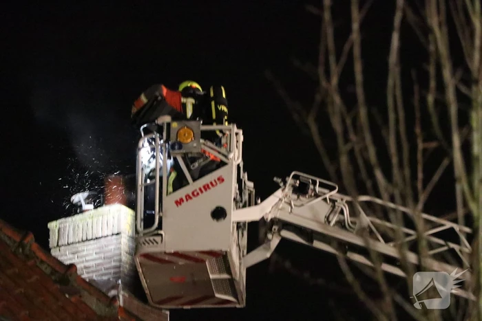 Brandweer blust schoorsteenbrand
