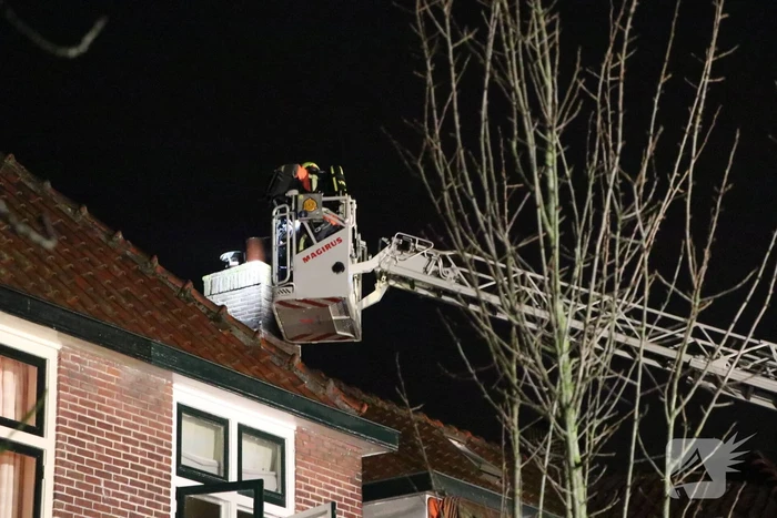 Brandweer blust schoorsteenbrand