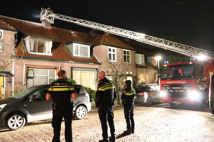 Brandweer blust schoorsteenbrand