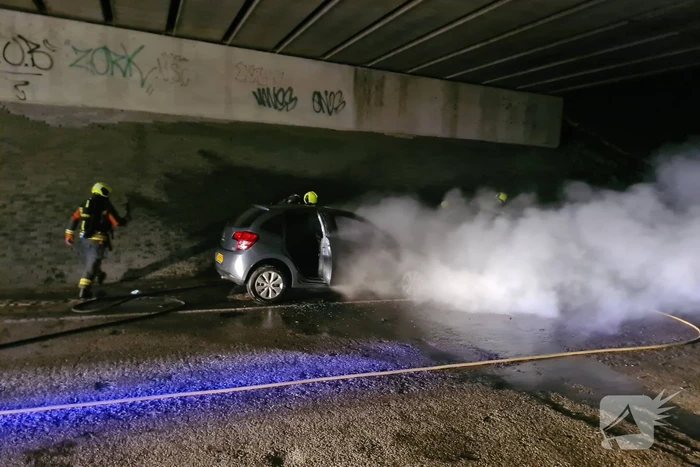 Auto vat vlam onder viaduct snelweg