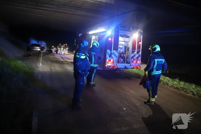Auto vat vlam onder viaduct snelweg