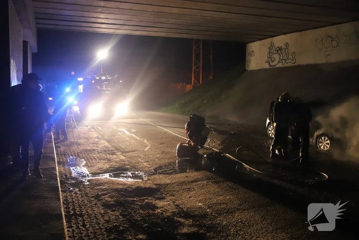 Auto vat vlam onder viaduct snelweg