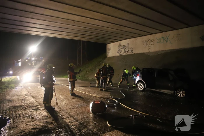 Auto vat vlam onder viaduct snelweg