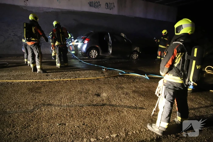 Auto vat vlam onder viaduct snelweg