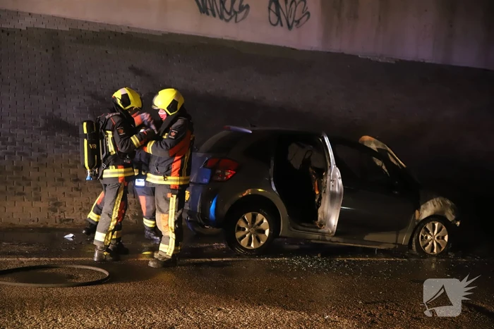 Auto vat vlam onder viaduct snelweg