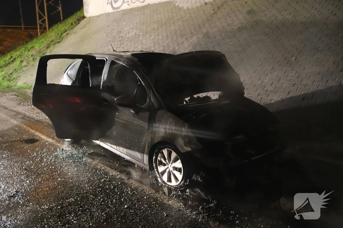 Auto vat vlam onder viaduct snelweg