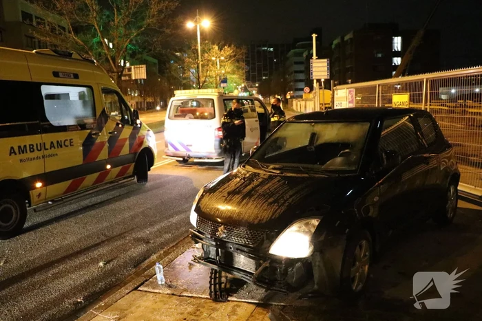 Automobilist verliest macht over het stuur en knalt tegen hek
