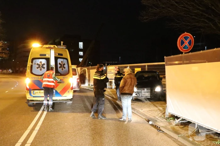 Automobilist verliest macht over het stuur en knalt tegen hek