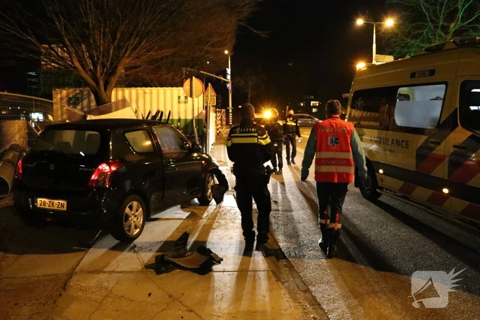 Automobilist verliest macht over het stuur en knalt tegen hek