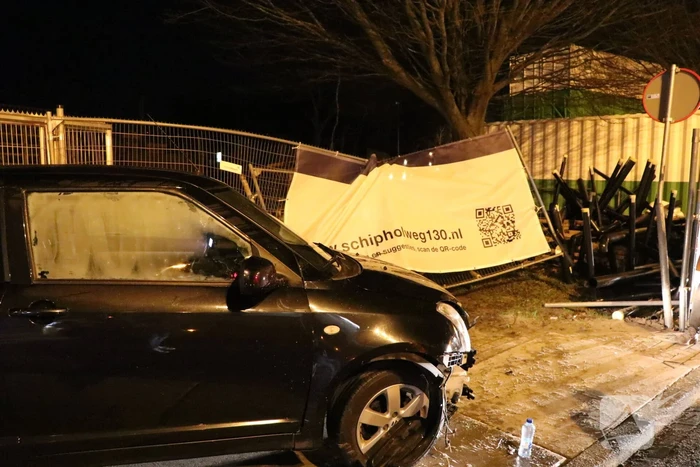 Automobilist verliest macht over het stuur en knalt tegen hek