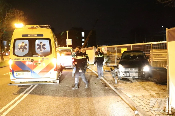 Automobilist verliest macht over het stuur en knalt tegen hek