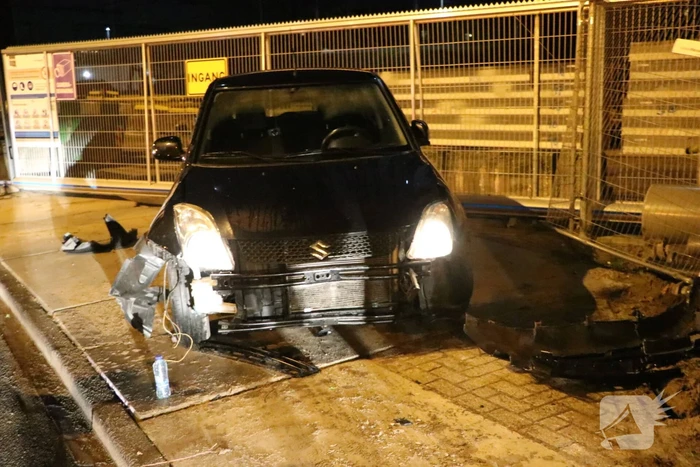 Automobilist verliest macht over het stuur en knalt tegen hek