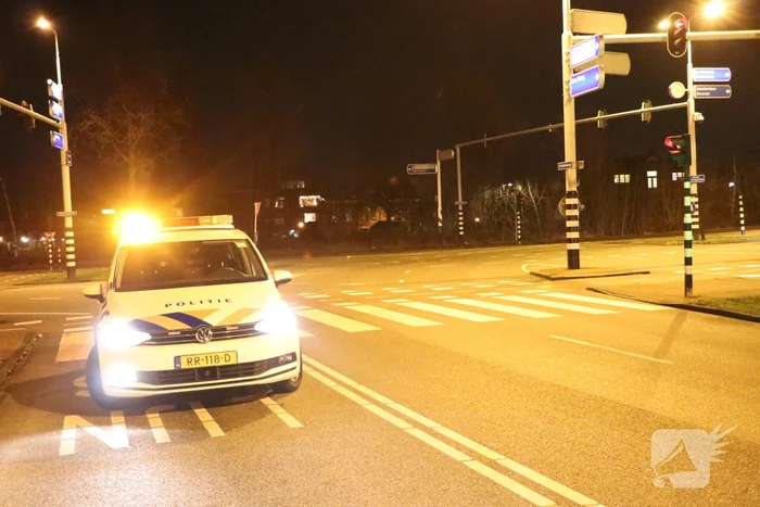 Automobilist verliest macht over het stuur en knalt tegen hek
