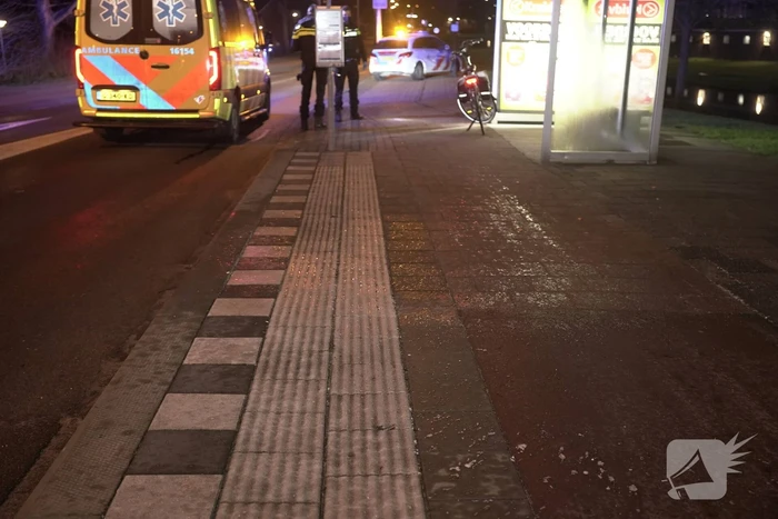 Fietser gewond bij botsing tegen bushokje