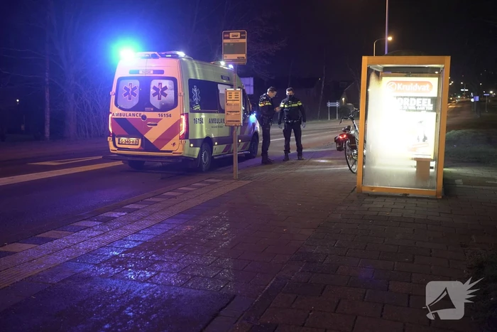 Fietser gewond bij botsing tegen bushokje