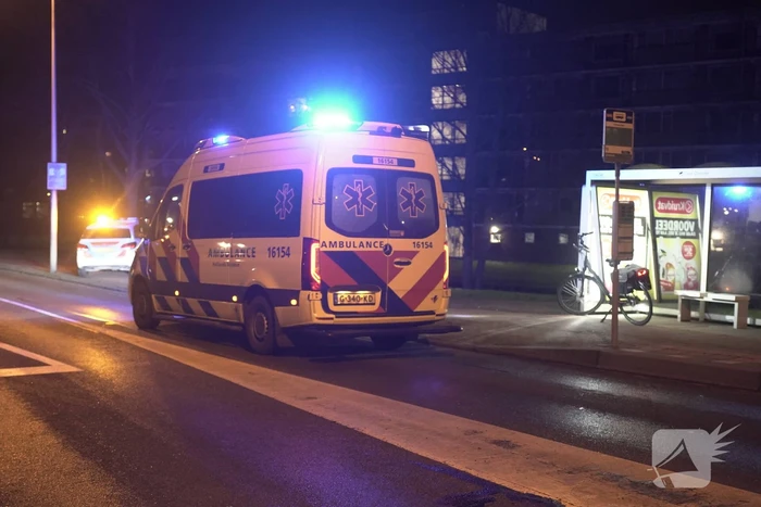 Fietser gewond bij botsing tegen bushokje