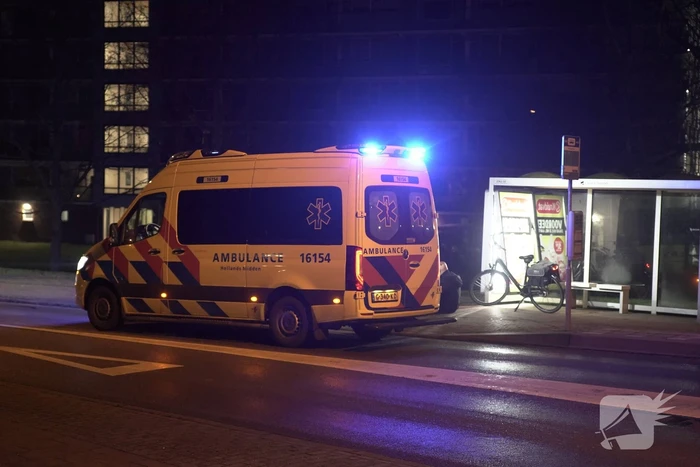 Fietser gewond bij botsing tegen bushokje