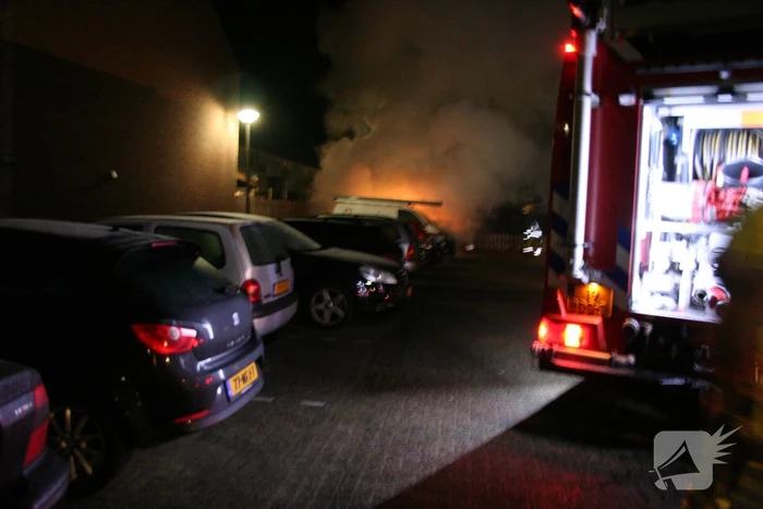 Twee geparkeerde voertuigen in vlammen op