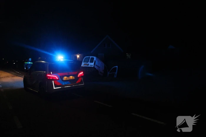 Dronken automobilist rijdt tegen boom