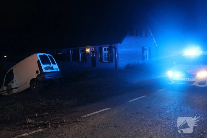 Dronken automobilist rijdt tegen boom