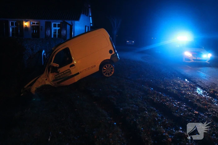 Dronken automobilist rijdt tegen boom