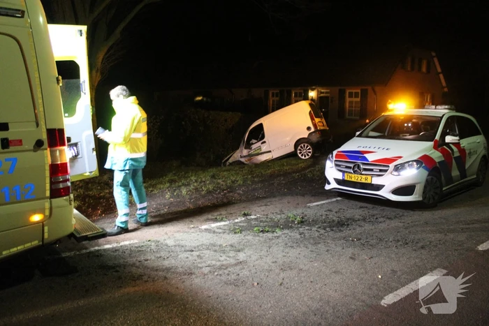 Dronken automobilist rijdt tegen boom