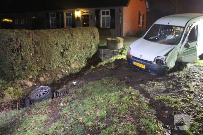 Dronken automobilist rijdt tegen boom
