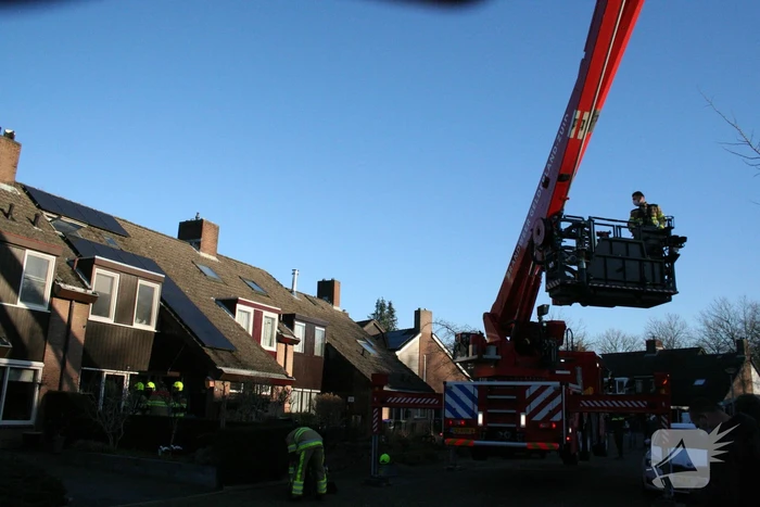 Brandweer blust schoorsteenbrand