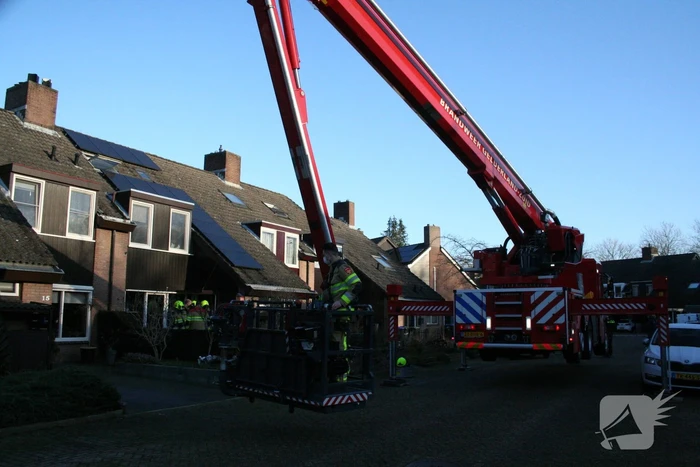 Brandweer blust schoorsteenbrand