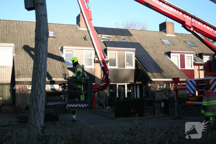 Brandweer blust schoorsteenbrand