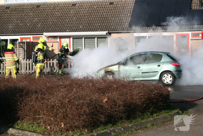 Auto volledig in brand