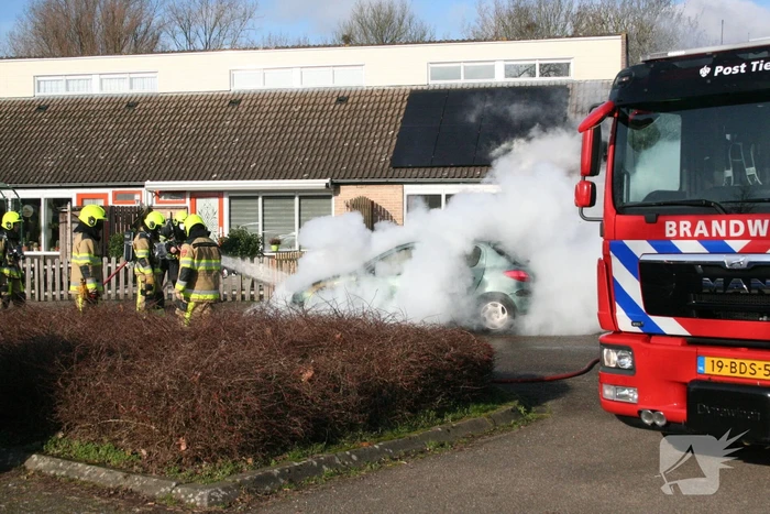 Auto volledig in brand