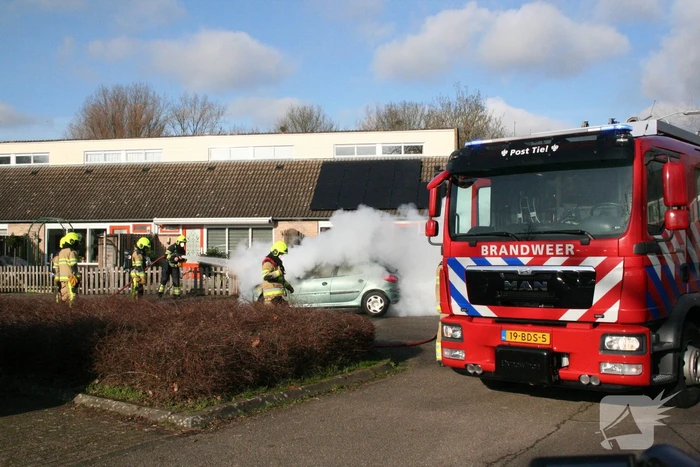 Auto volledig in brand