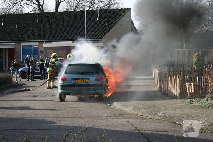Auto volledig in brand