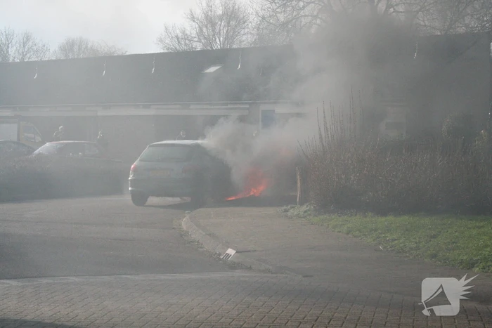Auto volledig in brand