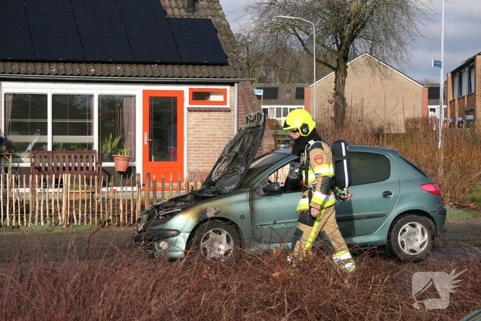 Auto volledig in brand