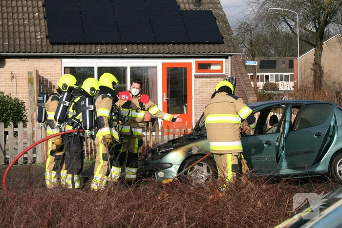 Auto volledig in brand
