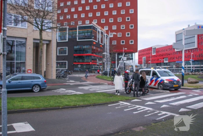 Personenauto en scooter schade na botsing
