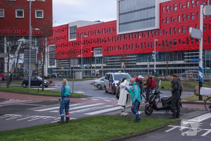 Personenauto en scooter schade na botsing