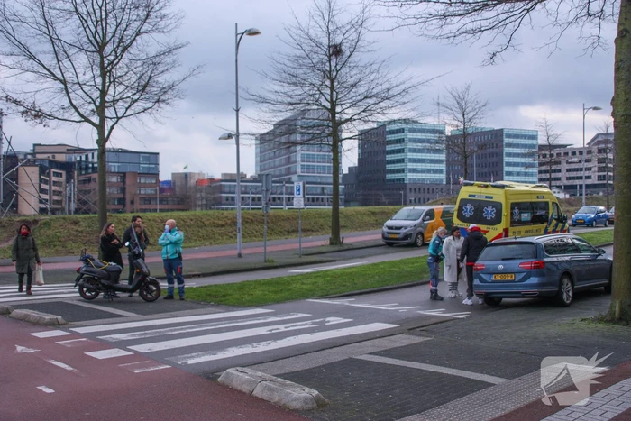 Personenauto en scooter schade na botsing