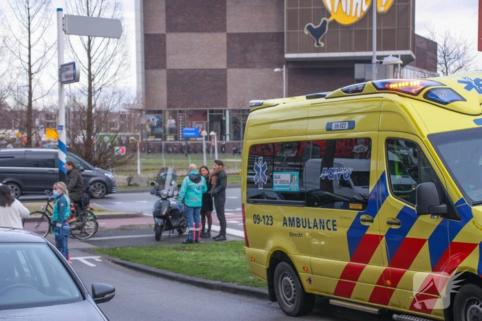 Personenauto en scooter schade na botsing