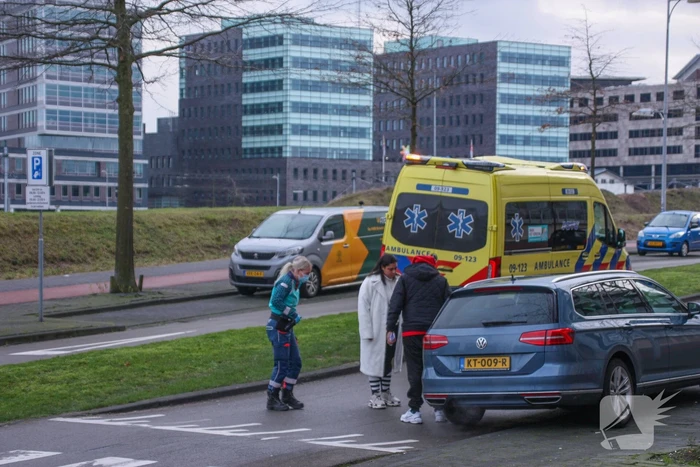 Personenauto en scooter schade na botsing