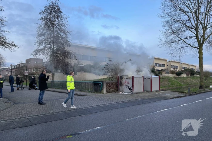 Papiercontainer in brand gestoken
