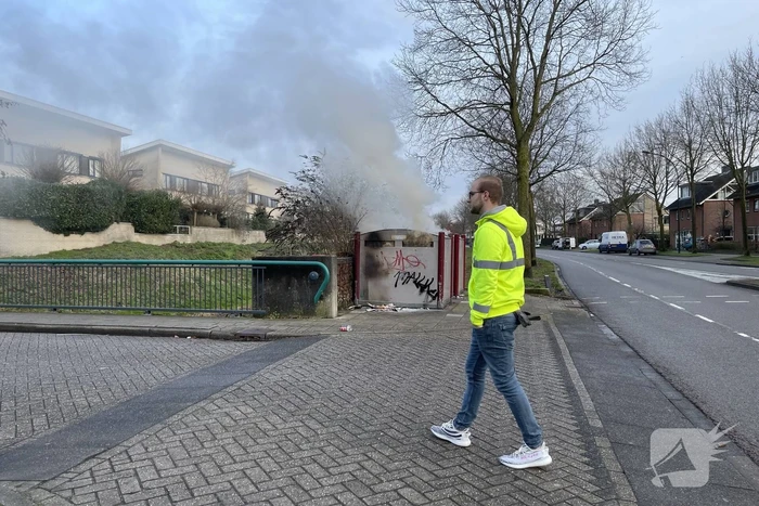 Papiercontainer in brand gestoken