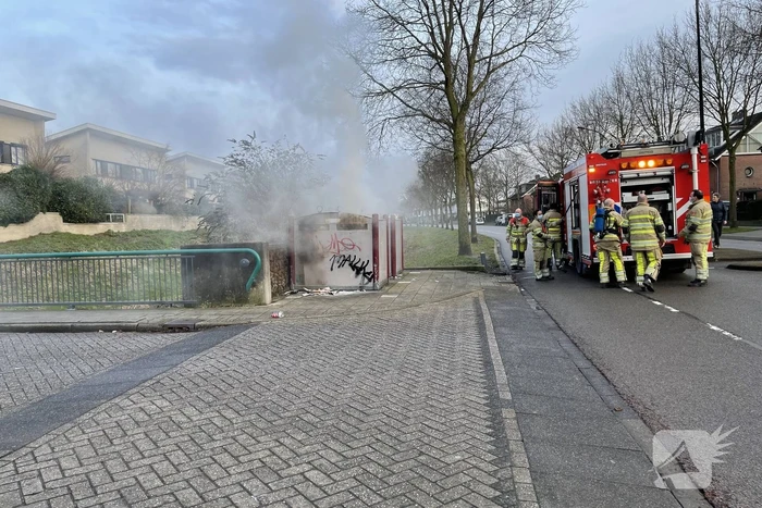 Papiercontainer in brand gestoken
