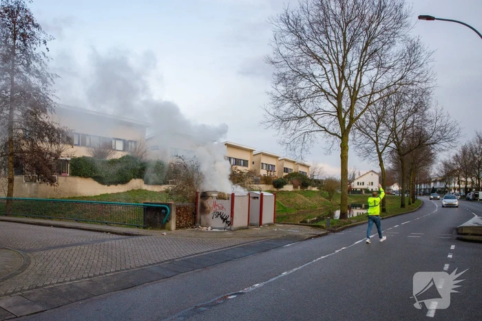 Papiercontainer in brand gestoken