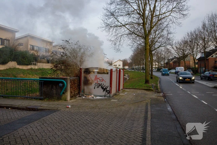 Papiercontainer in brand gestoken